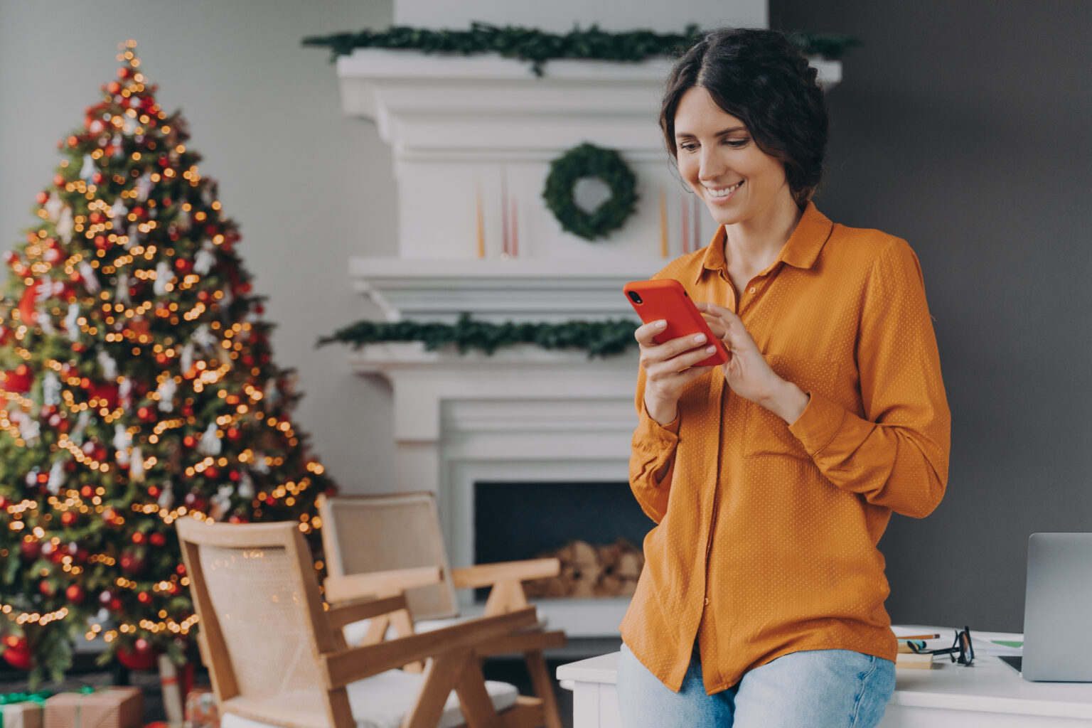 Empleada eligiendo su regalo de Navidad en el móvil